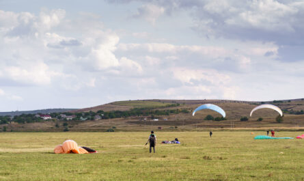 https://www.freepik.com/free-photo/paragliders-silhouette-flying-beautiful-green-landscape-blue-sky-with-clouds_11179500.htm#fromView=search&page=1&position=4&uuid=715407f0-3df4-4de3-b7f6-768483c8537f&query=How+to+Experience+Thrilling+Paragliding+Adventures+in+Hunza+Valley